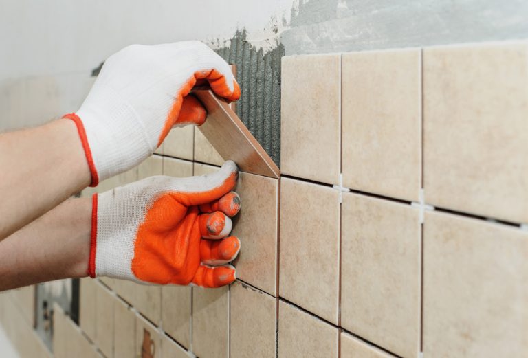 Aide au sénior : Comment rénover un carrelage mural de salle de bains ?