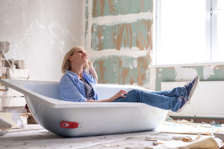 Quel enduit décoratif choisir pour les murs d&rsquo;une salle de bains adaptée au sénior !